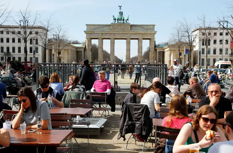 Bức ảnh chụp vào mùa xuân 2018, mọi người ngồi ăn uống gần Cổng Brandenburg đông như trẩy hội.