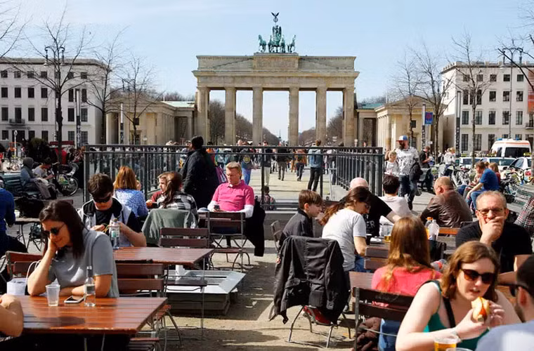 Bức ảnh chụp vào mùa xuân 2018, mọi người ngồi ăn uống gần Cổng Brandenburg đông như trẩy hội.