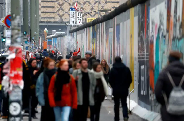 Bình thường, ở khu vực Bức tường Berlin rất đông người đi lại, thăm thú.