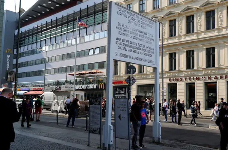 Checkpoint Charlie, điểm giao nhau nổi tiếng giữa Đông và Tây Berlin, thu hút khoảng 850.000 du khách mỗi năm.