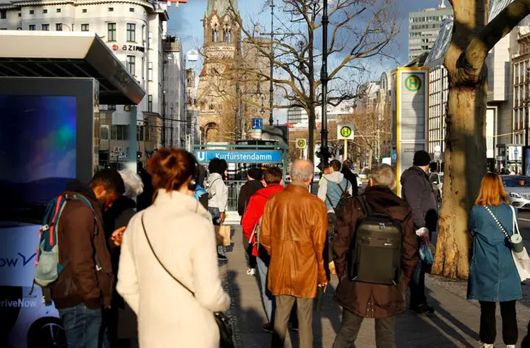 Một điểm đợi xe bus ở phố buôn bán nổi tiếng của Berlin, Kurfürstendamm, vài ngày trước khi các cửa hàng, cửa hiệu buộc phải đóng cửa vì dịch Covid-19.