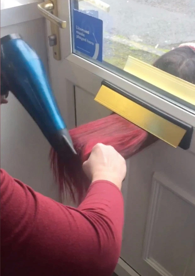 Tiệm tóc Trimlines vẫn mở phục vụ khách hàng nhưng theo cách này.