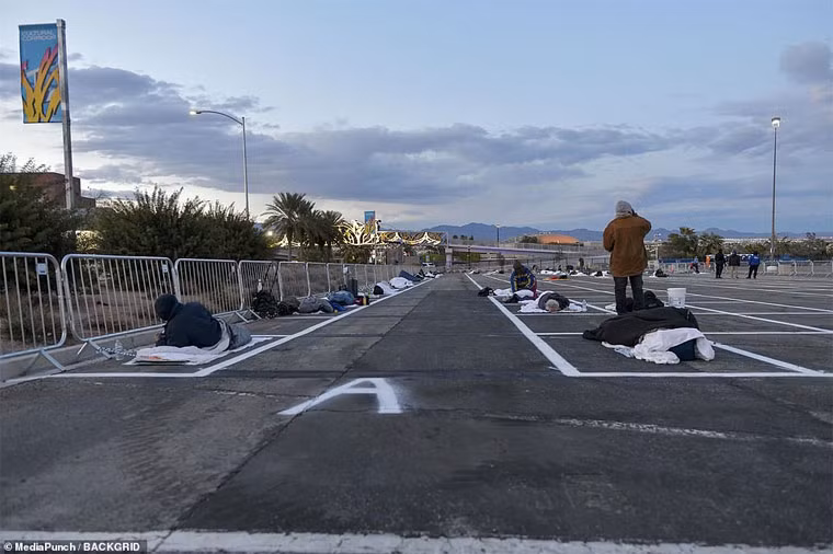 Mọi người bắt đầu tới chỗ ở tạm dành cho người vô gia cư ở bãi đỗ xe của Trung tâm Cashman hôm 28/3.