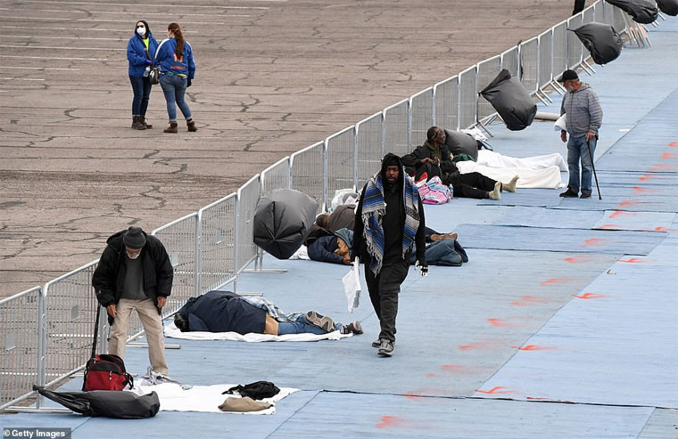 Chính quyền di chuyển người vô gia cư tới đây và yêu cầu họ nằm cách xa nhau tối thiểu 2m sau khi một khu dành cho người vô gia cư mới đây phát hiện một người đàn ông bị nhiễm virus corona.