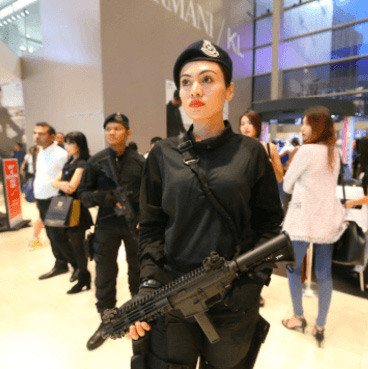 Một nữ cảnh sát Malaysia đang làm nhiệm vụ trong một sự kiện đã gây chú ý bởi vẻ đẹp hút hồn.