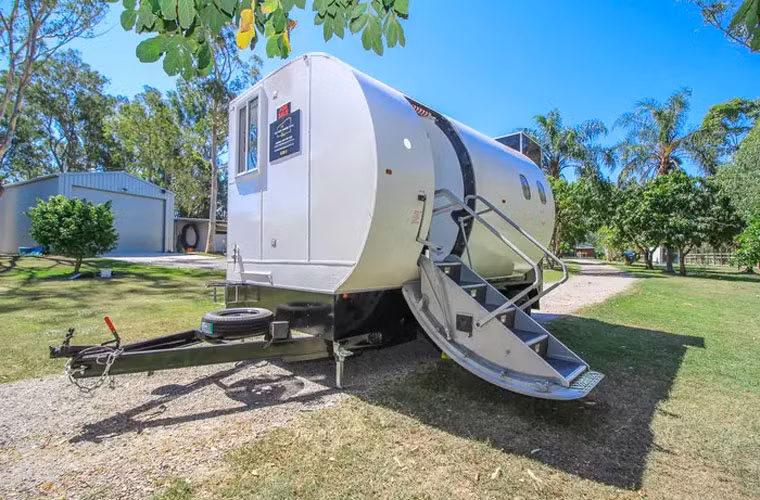 Hiện căn nhà được rao bán với giá 36.312 USD. Nó có thể tháo rời và mang tới cho bất cứ khách mua nào trên toàn thế giới.