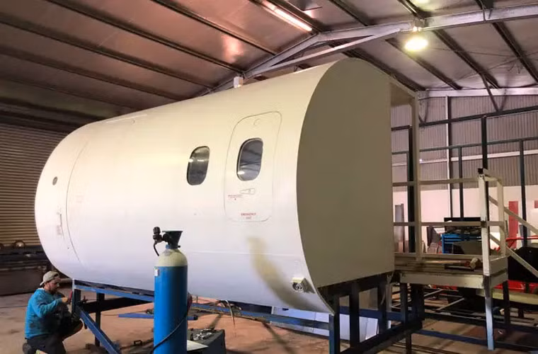 Trước khi được biến thành căn nhà nhỏ, chiếc máy bay này đã được dùng làm mô hình đào tạo cho các tiếp viên hàng không ở Brisbane, Australia.