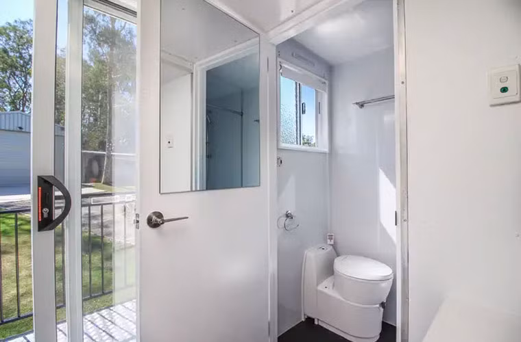 Phía sau là nhà tắm và toilet.