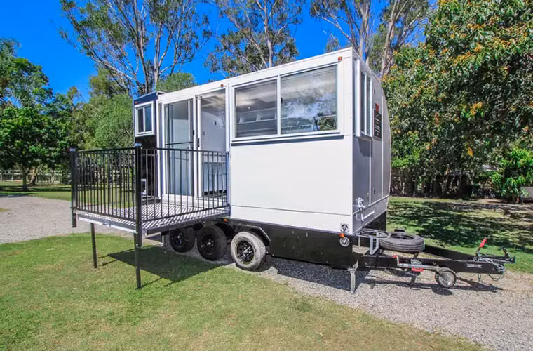 Một phần của ngôi nhà đặc biệt này có cả ban công ngồi hóng mát.