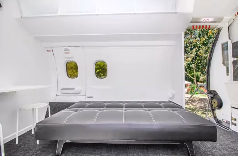 Ghế của máy bay được thay thế bằng chiếc ghế sofa có thể gập lại khi cần.