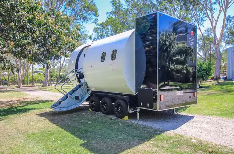 Cửa của máy bay, nơi có cầu thang lên xuống, được giữ lại khi làm nhà.