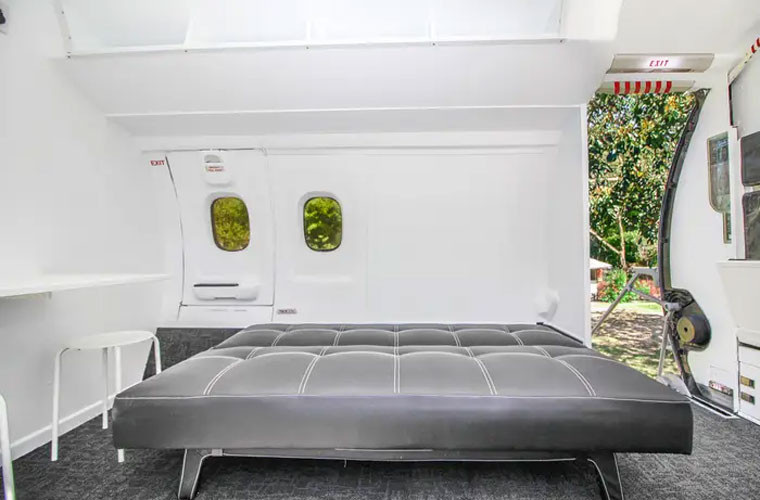 Ghế của máy bay được thay thế bằng chiếc ghế sofa có thể gập lại khi cần.