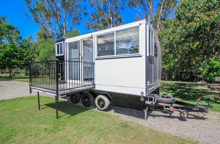 Một phần của ngôi nhà đặc biệt này có cả ban công ngồi hóng mát.