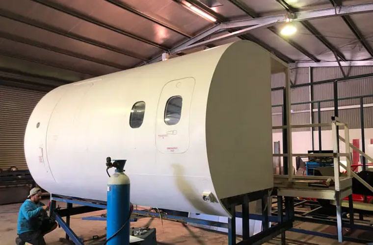 Trước khi được biến thành căn nhà nhỏ, chiếc máy bay này đã được dùng làm mô hình đào tạo cho các tiếp viên hàng không ở Brisbane, Australia.