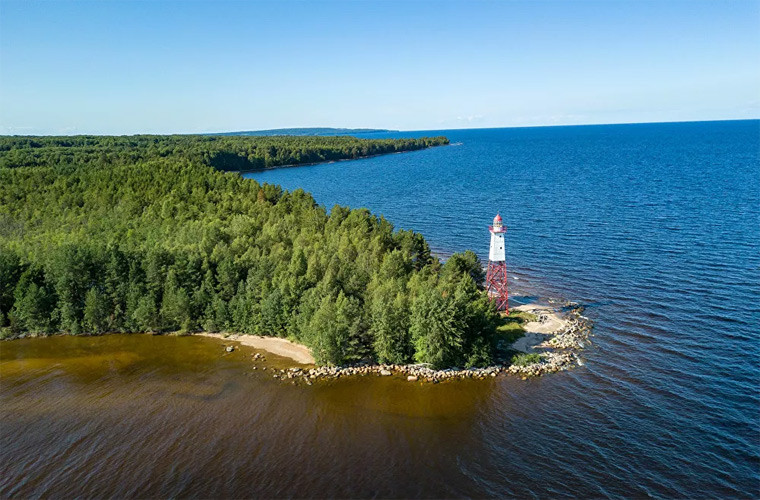 Ngọn hải đăng Sambo trên mũi Cheynavolok, phần cực đông của vùng Leningrad, Nga. Sambo cao 23 mét, tầm nhìn của ánh sáng là 10 hải lý.