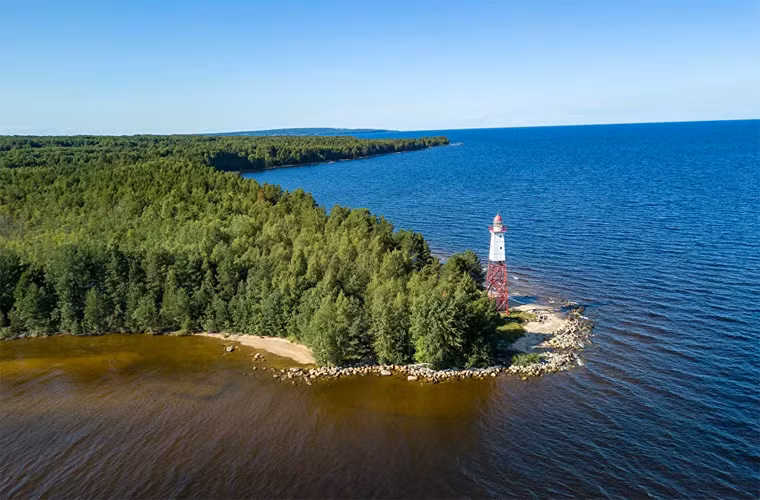 Ngọn hải đăng Sambo trên mũi Cheynavolok, phần cực đông của vùng Leningrad, Nga. Sambo cao 23 mét, tầm nhìn của ánh sáng là 10 hải lý.