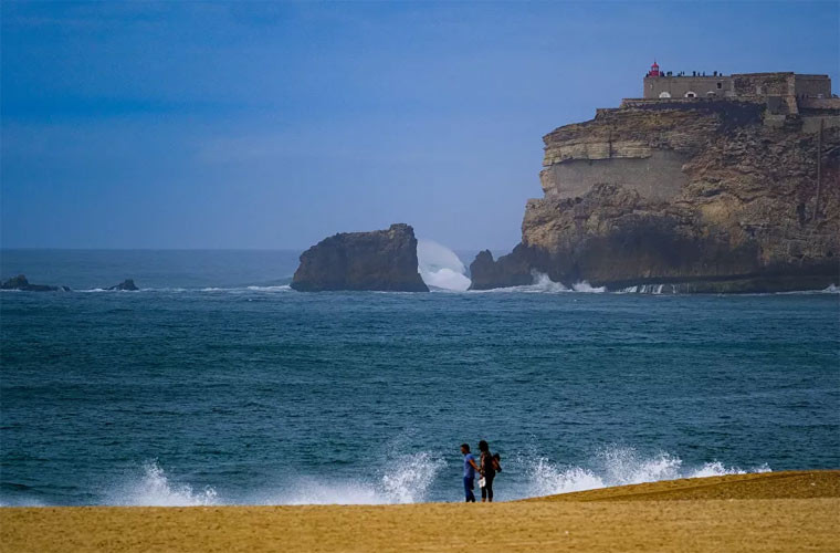 Một ngọn hải đăng nhìn từ bờ biển Nazare, Bồ Đào Nha.