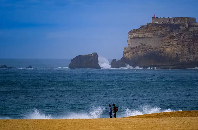 Một ngọn hải đăng nhìn từ bờ biển Nazare, Bồ Đào Nha.