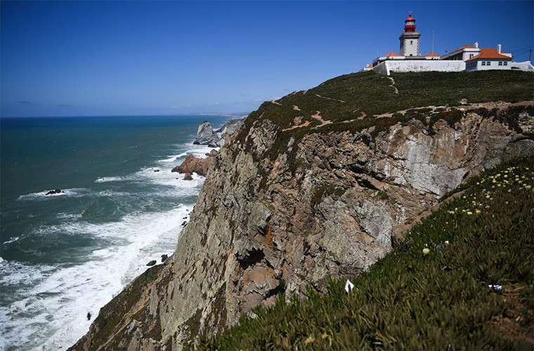 Điểm cực tây của Eurasia là mũi Roca ở Bồ Đào Nha. Mũi nằm cách Lisbon 40km về phía tây, cách Sintra trong Công viên Quốc gia Sintra Cascais 18km. Vách đá cao 140 mét so với mực nước biển Đại Tây Dương.