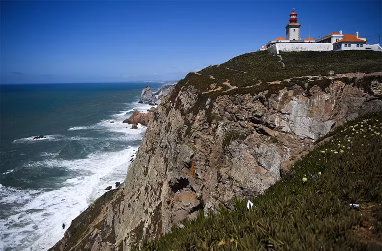 Điểm cực tây của Eurasia là mũi Roca ở Bồ Đào Nha. Mũi nằm cách Lisbon 40km về phía tây, cách Sintra trong Công viên Quốc gia Sintra Cascais 18km. Vách đá cao 140 mét so với mực nước biển Đại Tây Dương.