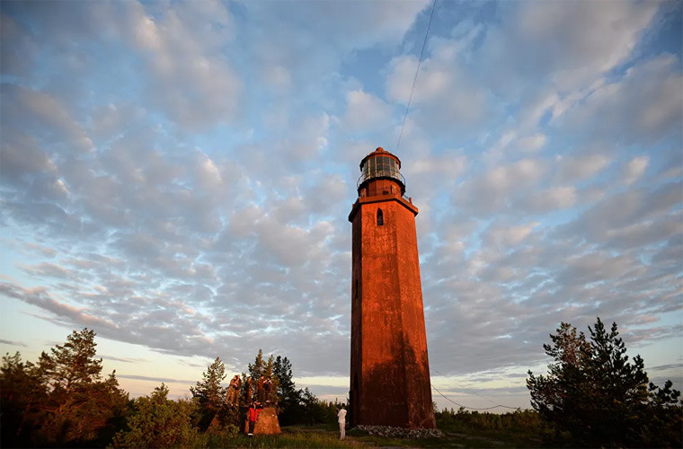 Ngọn hải đăng Big Tyuters nằm ở phía tây bắc đảo Big Tyuters trên đỉnh ngọn đồi đá granite ở độ cao 54,3 mét, nơi cao nhất của hòn đảo này. Đảo Big Tyuters nằm ở phía đông của Vịnh Hà Lan, phía nam đảo Hogland.