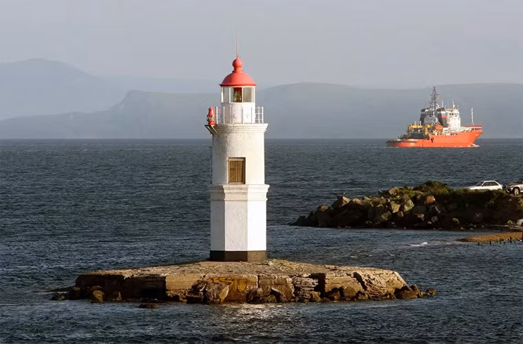 Nhiều ngọn hải đăng trên thế giới hiện nay trở thành địa điểm an toàn khi COVID-19 không thể "xâm nhập". Ảnh: Ngọn hải đăng Tokarevsky có tầm quan trọng đặc biệt trong việc đảm bảo an toàn hàng hải cho tàu thuyền tới cảng Vladivostok, Nga. Ngọn hải đăng được xây vào năm 1876, cao 11,9 mét.