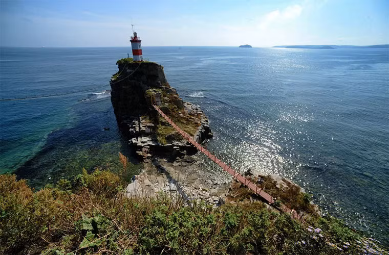Ngọn hải đăng Basargin ở mũi cùng tên tại Vladivostok, Nga.