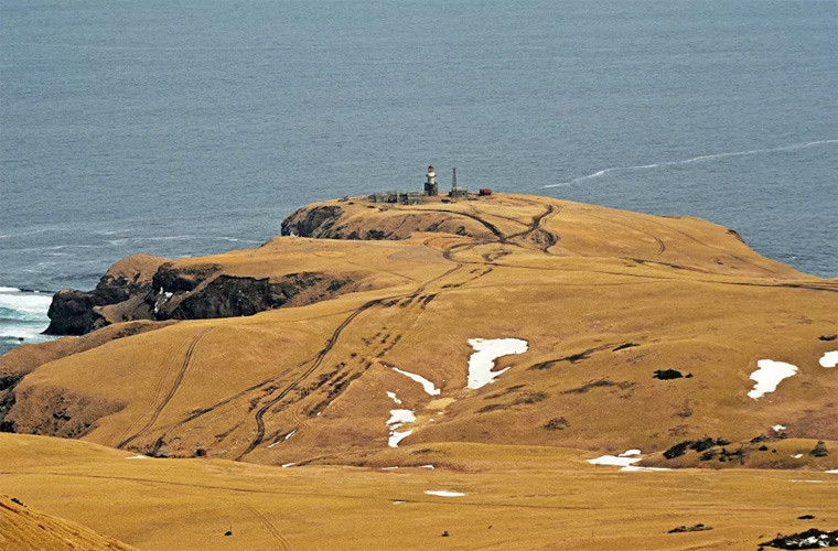 Ngọn hải đăng Spanberg trên mũi Crab, đảo Shikotan, Sakhalin Oblast, Nga.