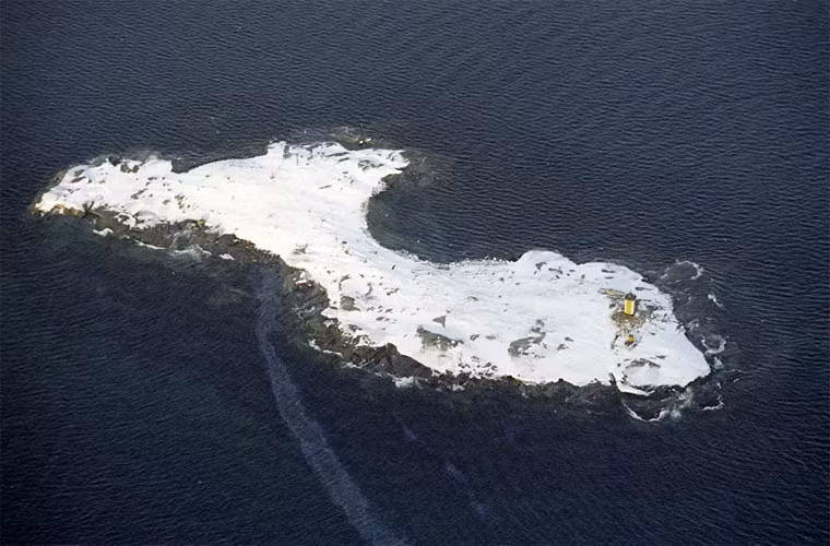 Một hòn đảo với một ngọn hải đăng ở biển Barents được chụp từ trực thăng.