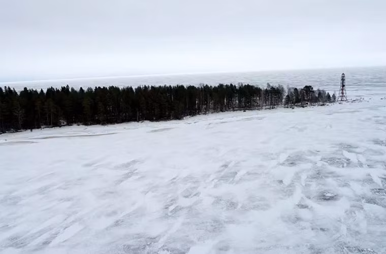 Ngọn hải đăng trên đảo Ivanovsky nằm ở lối vào Vịnh Petrozavodsk, hồ Onega, Nga.