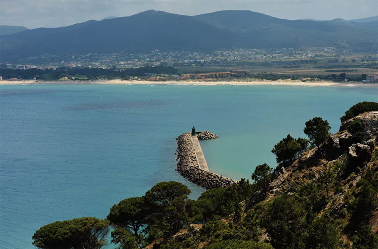 Quang cảnh bến tàu và ngọn hải đăng nhìn từ pháo đài Genoese ở Tabarka, Tunisia. Mời độc giả xem thêm video: WHO chính thức đặt tên cho virus corona mới là SARS-CoV-2 (Nguồn video: VTC1)