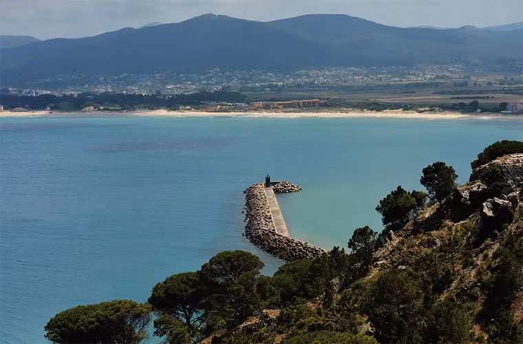 Quang cảnh bến tàu và ngọn hải đăng nhìn từ pháo đài Genoese ở Tabarka, Tunisia. Mời độc giả xem thêm video: WHO chính thức đặt tên cho virus corona mới là SARS-CoV-2 (Nguồn video: VTC1)