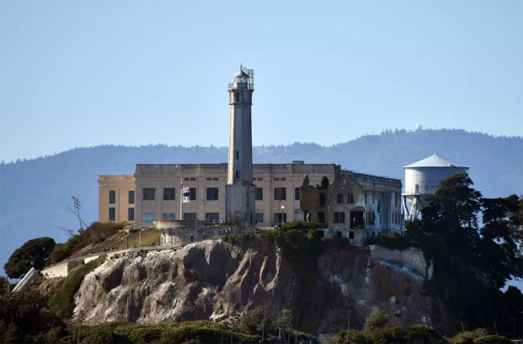 Đảo Alcatraz ở Vịnh San Francisco. Trên đảo có một nhà tù bỏ hoang, nơi ngọn hải đăng hoạt động lâu đời nhất nằm ở Bờ Tây nước Mỹ.