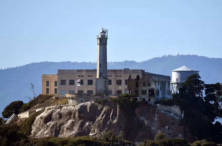 Đảo Alcatraz ở Vịnh San Francisco. Trên đảo có một nhà tù bỏ hoang, nơi ngọn hải đăng hoạt động lâu đời nhất nằm ở Bờ Tây nước Mỹ.
