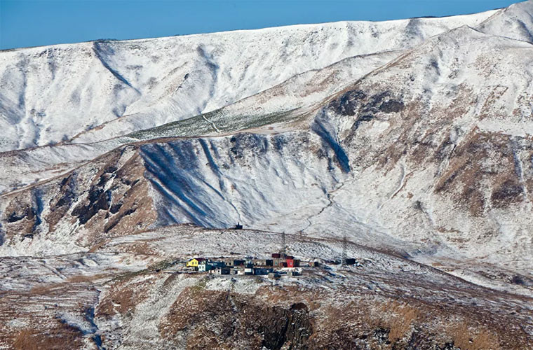 Ngọn hải đăng và trạm thời tiết trên đảo Moneron. Đảo này là một trong những nơi đẹp nhất và không thể tiếp cận ở Nga.