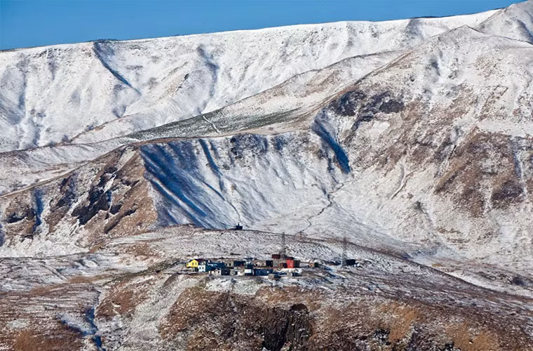 Ngọn hải đăng và trạm thời tiết trên đảo Moneron. Đảo này là một trong những nơi đẹp nhất và không thể tiếp cận ở Nga.