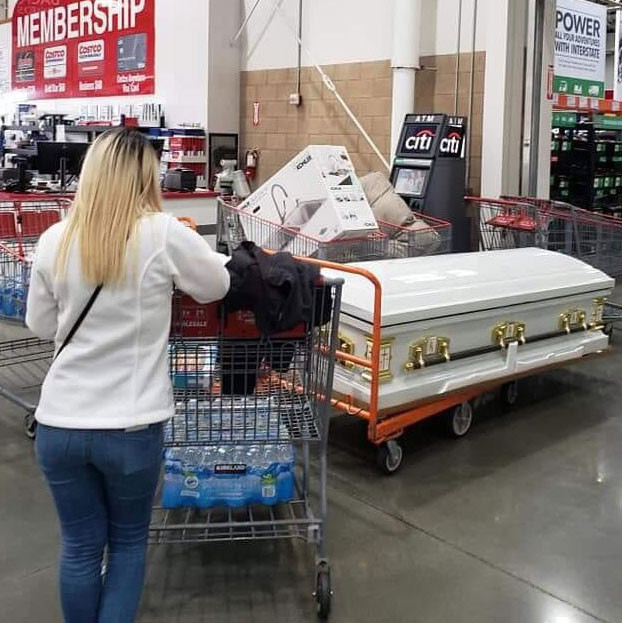 Không chỉ dự trữ các mặt hàng thiết yếu như nước uống đóng chai, vị khách này còn mua cả quan tài?