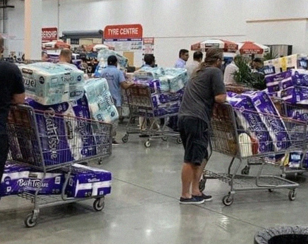 Đa phần mọi người tới siêu thị để khuân giấy vệ sinh về nhà.