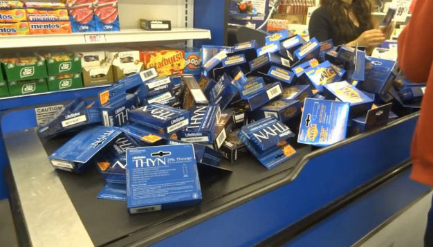 Mặc mọi người đổ xô đi mua giấy vệ sinh, lương thực dự trữ, khách hàng này chỉ chăm chăm "hốt" cho đủ bao cao su.