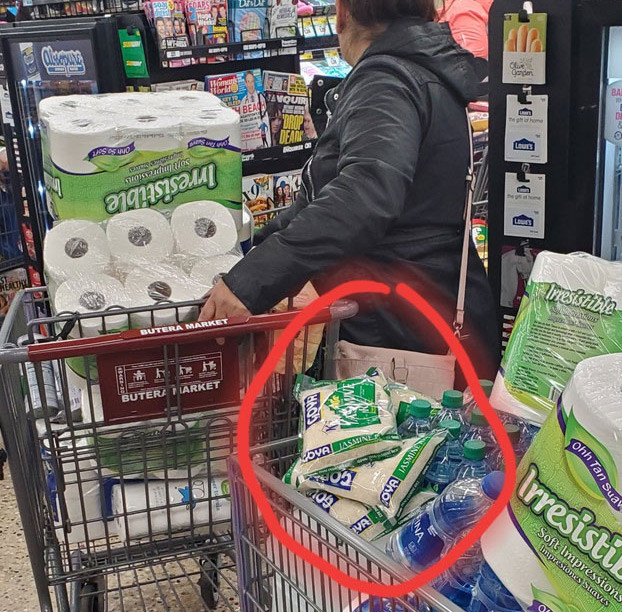 Người phụ nữ này mua tới 2 xe giấy vệ sinh, và gạo, nước dự trữ.
