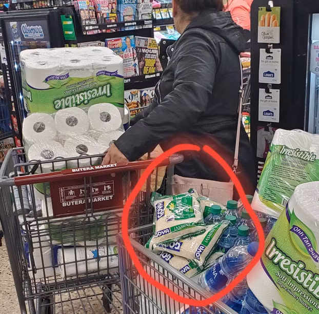 Người phụ nữ này mua tới 2 xe giấy vệ sinh, và gạo, nước dự trữ.