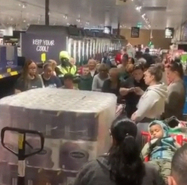 Mọi người đổ xô đi mua sắm như ngày "Black Friday".