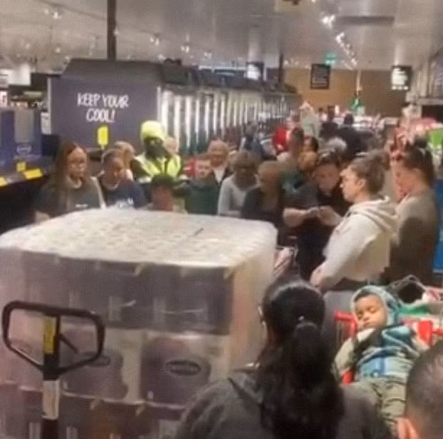 Mọi người đổ xô đi mua sắm như ngày "Black Friday".