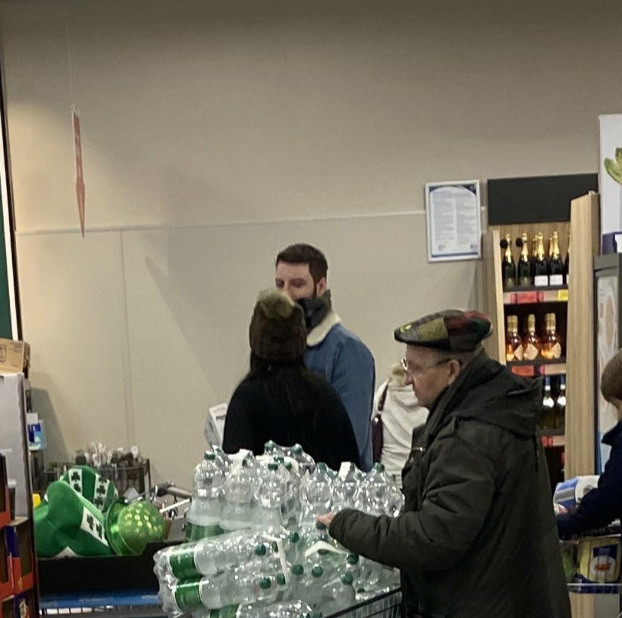 Chất thật nhiều nước lên xe có thể để mang về nhà tích trữ. Mời độc giả xem thêm video: WHO chính thức đặt tên cho virus corona mới là SARS-CoV-2 (Nguồn video: VTC1)