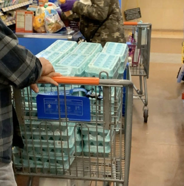 Một khách hàng mua cả xe trứng để dự trữ.