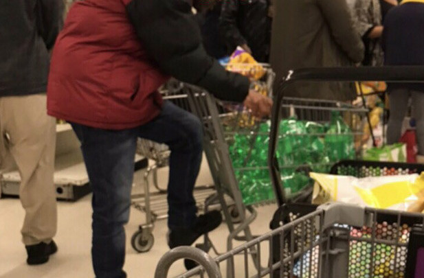 Người đàn ông này không chọn gì ngoài món yêu thích là nước ngọt Sprite để tích trữ.