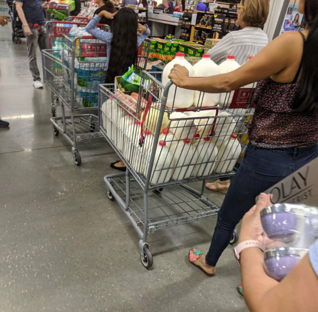 Người phụ nữ này lại chọn mua đầy sữa tươi mang về nhà. Có người lo rằng, nếu không uống ngay, số sữa đó sẽ bị hỏng.