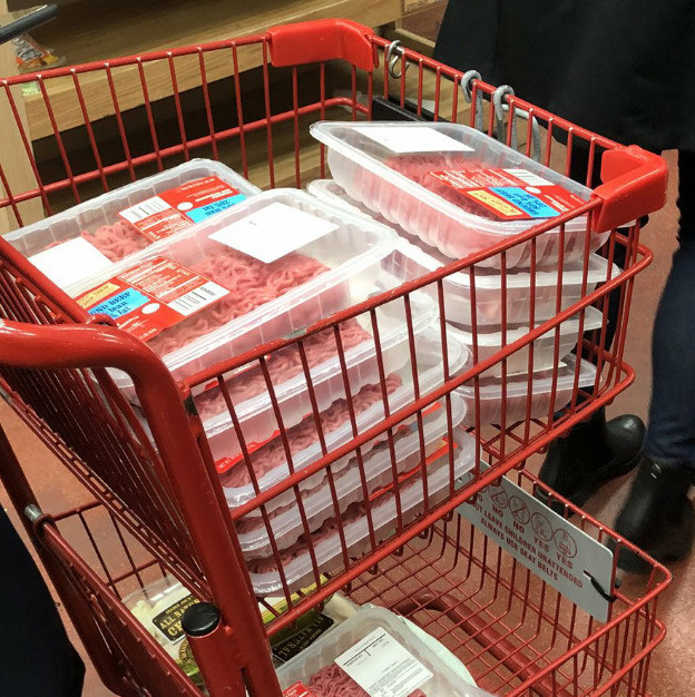 Một xe đầy thực phẩm dự trữ mùa Covid-19.