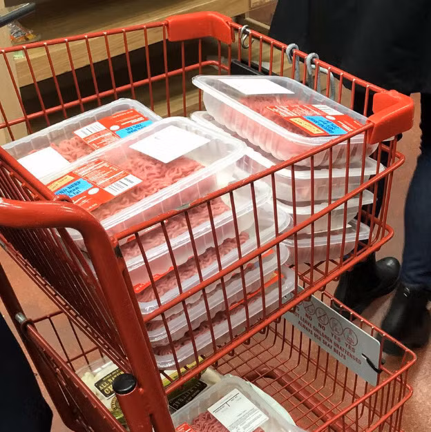 Một xe đầy thực phẩm dự trữ mùa Covid-19.