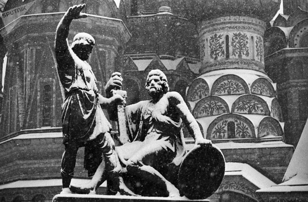 Đài tưởng niệm Kozma Minin và Dmitry Pozharsky ở Quảng trường Đỏ.